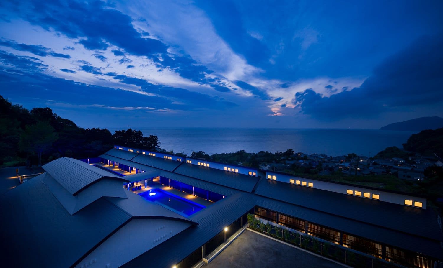 世界遺産 富士山を望む宿 富岳群青