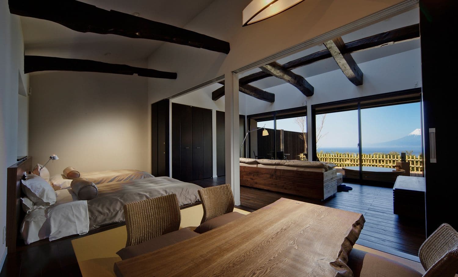 世界遺産 富士山を望む宿 富岳群青